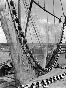 361071 Afbeelding van de netten van een vissersboot, vermoedelijk in de haven van Spakenburg.
